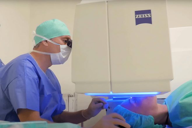 Un chirurgien de New Eyes Paris au laser femtoseconde Zeiss